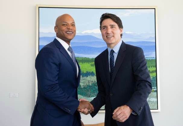 News Themen der Woche KW28 News Bilder des Tages July 8, 2024, Washington, United States: Prime Minister Justin Trudeau shakes hands with Maryland Governor Wes Moore at the start of a meeting, in Washington, Monday, July 8, 2024. Washington United States  - ZUMAc35_ 20240708_zaf_c35_075 Copyright: xAdrianxWyldx