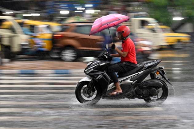 News Themen der Woche KW28 News Bilder des Tages KOLKATA, INDIA - JULY 8: Commuters pass on a road during monsoon rain on July 8, 2024 in Kolkata, India. (Photo by Samir Jana Hindustan Times) Monsoon Rains Lash Kolkata