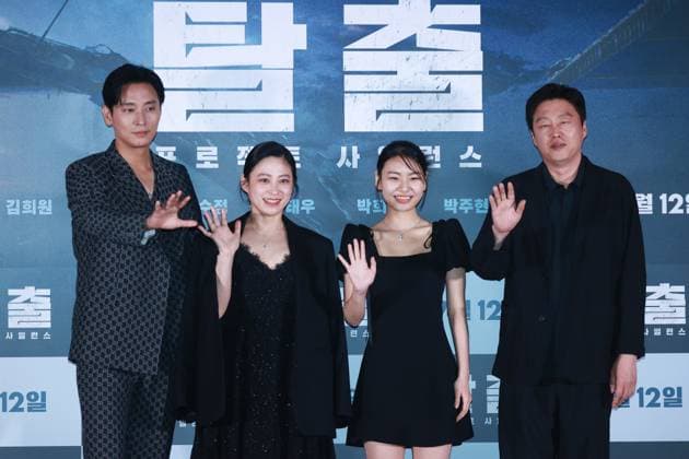 Bilder des Jahres 2024, Entertainment 07 Juli Entertainment Themen der Woche KW28 Entertainment Bilder des Tages Movie Project: Silence Movie Project: Silence The stars of the new movie Project: Silence -- Joo Ji-hoon, Park Hee-bon, Kim Su-an and Kim Hee-won (L to R) -- pose for a photo during a publicity event in Seoul on July 8, 2024, to promote the movie that is set to hit local screens in South Korea on July 12. (Yonhap) 2024-07-09 12:33:09 < 1980-2024 YONHAPNEWS AGENCY. .> ¼­¿ïÆ¯º°½Ã EDITORIAL USE ONLY  Copyright: xx PYH2024070907940034400 YonhapxNewsx yonphotos232523