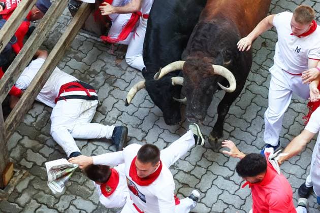 News Themen der Woche KW28 News Bilder des Tages San FermÌn Bull Running in Pamplona, Spain - 8 Jul 2024 Several runners dressed in white and red run in front of the bull through the streets of Pamplona during the running of the bulls during the San Fermin 2024 festivities, the bulls are from the Cebada Gago ranch, in Pamplona. Pamplona Spain Copyright: xFernandoxPidalx xSOPAxImagesx encierro002966