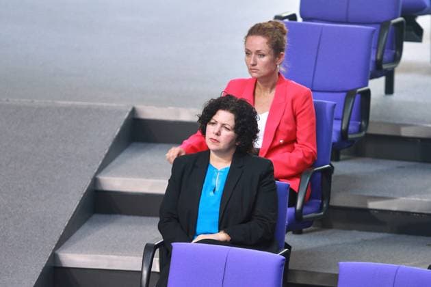 Berlin, Deutschland, 05.07.2024: Deutscher Bundestag: 182. Bundestagssitzung: Amira Mohamed Ali sitzt vor Zaklin Nastic, beide BSW *** Berlin, Germany, 05 07 2024 German Bundestag 182 Bundestag session Amira Mohamed Ali sits in front of Zaklin Nastic, both BSW Copyright: xdtsxNachrichtenagenturx dts_43566