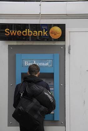 MALMO MALMÖ SVERIGE SWEDEN _People cashing money at bank automate at swedish banks Handelsbanken swedbank today on monday 17 June 2013