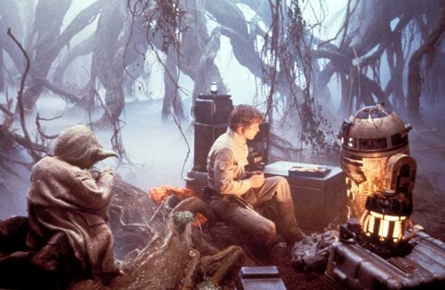 Star Wars: The Empire Strikes Back - filmstill YODA, MARK HAMILL & R2D2 in Star Wars: The Empire Strikes Back Filmstill - Editorial Use Only Ref: 4546 CAP AWFF Supplied by EDITORIAL USE ONLY Copyright: xSuppliedxbyxCapitalxPicturesx