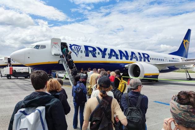 Berlin, Deutschland, 12.06.2024: Flghafen BER: Passagiere auf dem Rollfeld vor Einstieg über eine Treppe in eine Ryanair-Maschine *** Berlin, Germany, 12 06 2024 Airport BER Passengers on the tarmac before boarding a Ryanair plane via a staircase Copyright: xdtsxNachrichtenagenturx dts_43757
