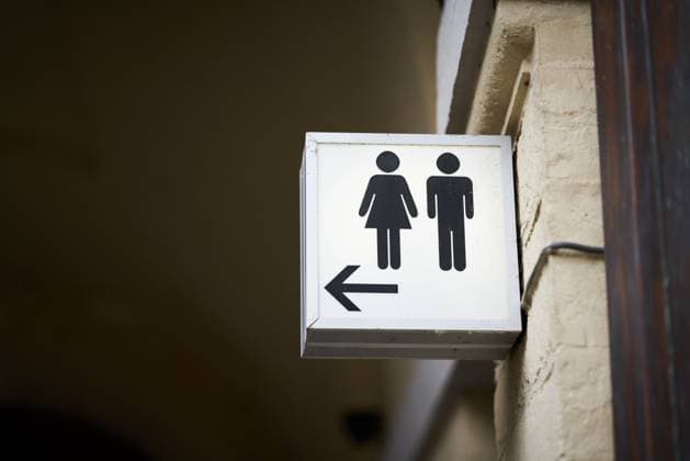 beleuchtetes Hinweisschild für eine Toilette für Männer und Frauen beleuchtetes Hinweisschild für eine Toilette für Männer und Frauen in der Altstadt von Brügge in Belgien Copyright: xZoonar.com HEIKOxKUEVERLINGx 21826349