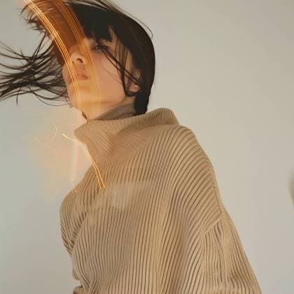 Fashionable woman in a beige sweater with motion effect and light trails, creating a stylish look Stylish woman in a beige knit sweater, captured with a blurry motion effect and artistic light trails. ,model released, Symbolfoto Copyright: xZoonar.com DariaxMinaevax 21846189 ,model released, Symbolfoto ,property released