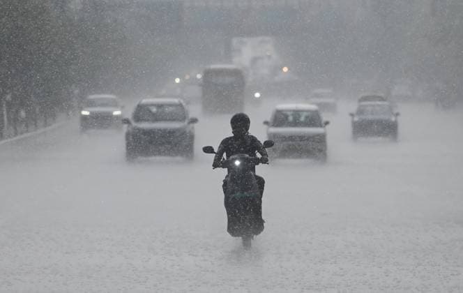 News Themen der Woche KW28 News Bilder des Tages LUCKNOW, INDIA - JULY 9: Commuters stepped out during the monsoon rain on July 9, 2024 in Lucknow, India. The rain brought down the heat level in the state capital. (Photo by Deepak Gupta Hindustan Times) Monsoon Rains Lash Lucknow