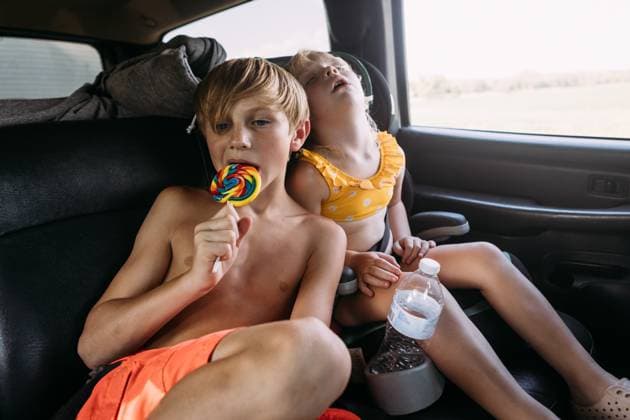 IMAGO Creative, Jahreszeit Sommer, Hitze Exhausted children in car after a summer camping trip Glenallen, Missouri, United States CR_WEKW240709-1474558-01 ,model released, Symbolfoto