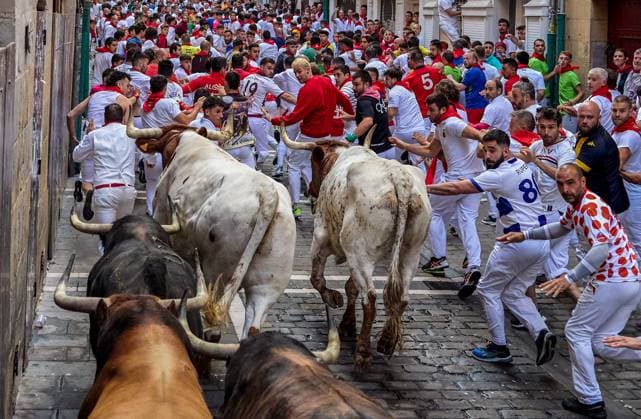 Bilder des Jahres 2024, News 07 Juli News Themen der Woche KW28 July 10, 2024, Pamplona, Spain: Several runners run in front of the bulls from the Fuente Ymbro ranch through the streets of Pamplona during the San Fermin 2024 festivities. Pamplona Spain - ZUMAs197 20240710_aaa_s197_024 Copyright: xFernandoxPidalx