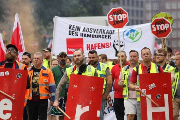 Warnstreik von Beschäftigten im Hamburger Hafen. Er findet im Rahmen der Tarifrunde Seehäfen statt, um vor der vierten Verhandlungsrunde den Druck auf die Arbeitgeber zu erhöhen. Zudem protestieren die Beschäftigten gegen den geplanten Einstieg der Containerreederei MSC bei der Hamburger Hafen und Logistik AG (HHLA). St. Georg Hamburg *** Warning strike by employees in the Port of Hamburg It is taking place as part of the collective bargaining round for seaports in order to increase the pressure on the employers ahead of the fourth round of negotiations In addition, the employees are protesting against the planned entry of the container shipping company MSC into Hamburger Hafen und Logistik AG HHLA St Georg Hamburg