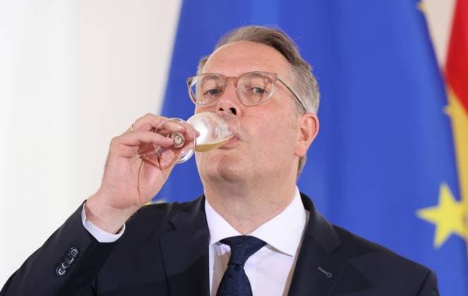 News Themen der Woche KW28 News Bilder des Tages Neuwahl Ministerpraesident SPD Mainz 10.07.2024, Germany, Mainz, Rheinland-Pfalz, landtag, Staatskanzlei,Neuer Ministerpraesident Alexander Schweitzer,SPDm mit seinem Kabinett und einem Rieslingsekt aus dem Lande, Glas, Trinken, Kabinett, Mainz Rheinland Pfalz Germany *** New Minister President SPD Mainz 10 07 2024, Germany, Mainz, Rhineland Palatinate, state parliament, state chancellery,New Minister President Alexander Schweitzer,SPDm with his cabinet and a Riesling sparkling wine from the country, glass, drinking, cabinet, Mainz Rhineland Palatinate Germany
