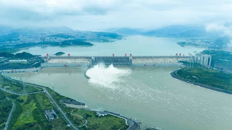 Bilder des Jahres 2024, News 07 Juli News Themen der Woche KW28 News Bilder des Tages Three Gorges Dam Releasing Flood Water For The First Time in Yichang The Three Gorges Dam is releasing flood water for the first time this year in Yichang, Hubei province, China, on July 10, 2024. Yichang China  Copyright: xCFOTOx originalFilename: cfoto-threegor240710_npT1V.jpg