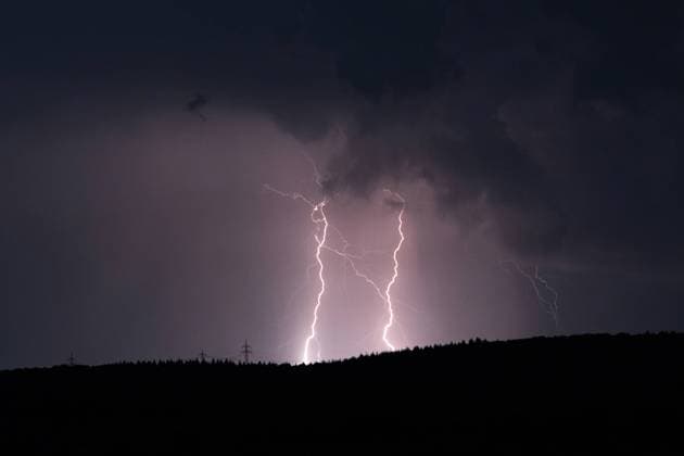 Gewitter möglich, Ein Blitz zuckt bei einem Sommergewitter am nächtlichen Himmel südlich von Frankfurt am Main. Starke Gewitter vom Norden bis in den Südosten seien am Mittwoch möglich, teilte der DWD mit. Sinzheim Baden-Württemberg Deutschland Sinzheim *** Thunderstorms possible, A lightning flashes during a summer thunderstorm in the night sky south of Frankfurt am Main Strong thunderstorms from the north to the southeast are possible on Wednesday, the DWD said Sinzheim Baden Württemberg Germany Sinzheim Copyright: x xonw-imagesx xAlexanderxWolfx
