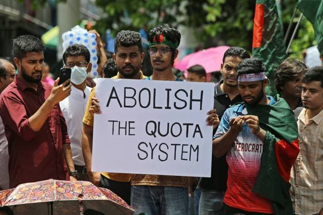 Bilder des Jahres 2024, News 07 Juli News Themen der Woche KW28 News Bilder des Tages Students protest against quota system in government jobs in Dhaka Students block roads as they protest to demand a merit-based system for civil service jobs in Dhaka on July 10, 2024. Bangladesh s top court on July 10 temporarily suspended quotas for coveted government jobs after thousands of students staged nationwide protests against what they call a discriminatory system, lawyers said. Dhaka Dhaka District Bangladesh Copyright: xHabiburxRahmanx