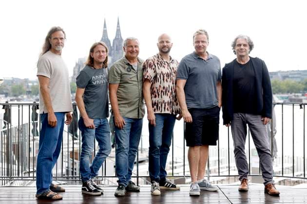 Entertainment Themen der Woche KW28 Entertainment Bilder des Tages Bassist Hanz Thodam, Gitarrist Christoph Raudi Granderath, Keyboarder Andreas Wegener, Gitarrist Pit Hupperten, Sänger Mirko Bäumer und Schlagzeuger Alex Vesper. als aktuelle Besetzung der Kölner Band Bläck Fööss posieren bei der Vorstellung des Konzerts, das am 17.08.2024 in Kölner Tanzbrunnen stattfindet. Köln, 10.07.2024 NRW Deutschland *** Bassist Hanz Thodam, guitarist Christoph Raudi Granderath, keyboardist Andreas Wegener, guitarist Pit Hupperten, singer Mirko Bäumer and drummer Alex Vesper as the current line-up of the Cologne band Bläck Fööss pose at the presentation of the concert, which will take place on 17 08 2024 in Colognes Tanzbrunnen Cologne, 10 07 2024 NRW Germany Copyright: xChristophxHardtx