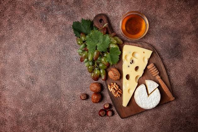 Cheese with big holes, emmental, maasdam, brie cheese, on a cutting board, with grapes and honey, nuts, appetizer to wine, top view *** Cheese With Big holes, emmental, maasdam, Brie cheese, ON a Cutting board, With grapes and honey, nuts, appetizer to wine, Top View Copyright: imageBROKER GalinaxDidebashvili ibxgai10481134.jpg RECORD DATE NOT STATED