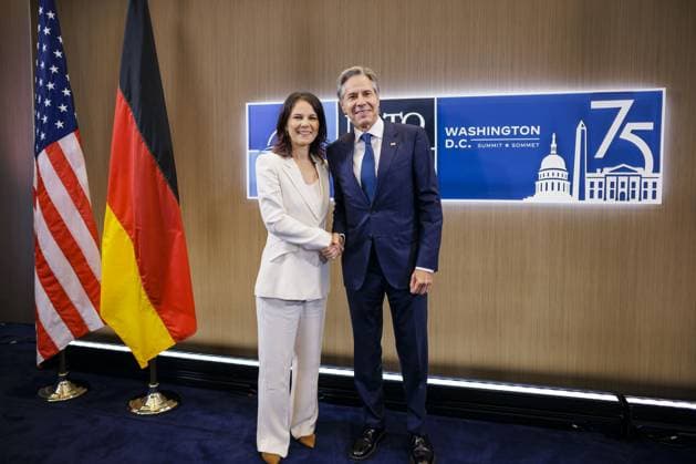 News Themen der Woche KW28 News Bilder des Tages Gipfeltreffen der NATO in Washington. Annalena Baerbock (Buendnis 90 Die Gruenen), Bundesaussenministerin, trifft Antony Blinken, Aussenminister der Vereinigten Staaten von Amerika. Washington, 10.07.2024. Fotografiert im Auftrag des Auswaertigen Amtes Washington United States *** NATO Summit in Washington Annalena Baerbock Buendnis 90 Die Gruenen , Federal Foreign Minister, meets Antony Blinken, Secretary of State of the United States of America Washington, 10 07 2024 Photographed on behalf of the Department of State Washington United States Copyright: xThomasxTrutschelxAAxphotothek.dex