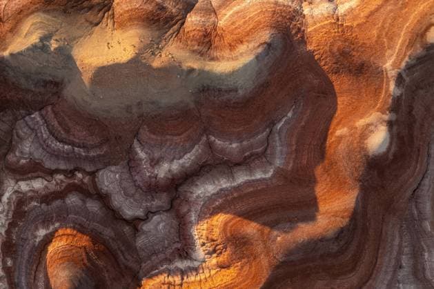 IMAGO Creative, Naturkosmetik Close-up of highly detailed bentonite clay stratification showing various earth tones and patterns. This raw material is used in various industries, from cosmetics to drilling Model Released JuanLopez_ID22578_658621_011 Copyright: xJuanxLopezx RECORD DATE NOT STATED