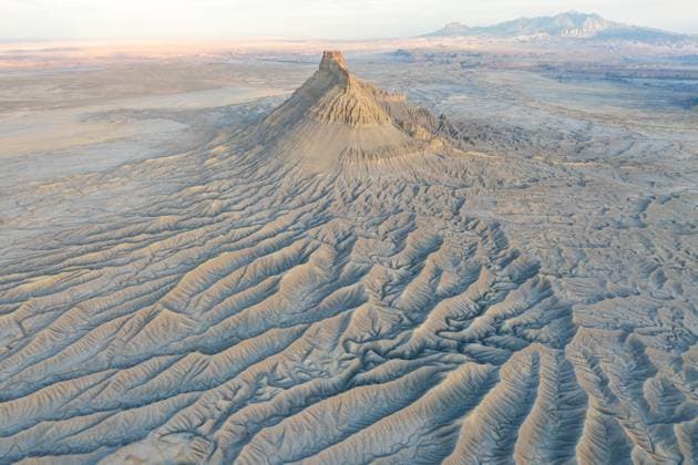 Creative Highlights World An aerial photograph captures the intricate, rippled terrain and rugged mountainous features in Hanksville, Utah, highlighting the unique geological formations Model Released JuanLopez_ID22750_662502_006 Copyright: xJuanxLopezx