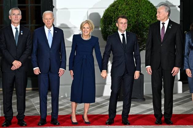 News Themen der Woche KW28 News Bilder des Tages July 10, 2024, Washington, District Of Columbia, USA: Jens Stoltenberg, secretary general of the North Atlantic Treaty Organization (NATO), from left, US President Joe Biden, First Lady Jill Biden, Emmanuel Macron, France s president, and Gitanas Nauseda, Lithuania s president, during an arrival ceremony at the South Portico of the White House in Washington, DC, US, on Wednesday, July 10, 2024. NATO leaders, who are meeting for a three-day NATO summit in Washington, will send five long-range air-defense systems for Ukraine, after President Volodymyr Zelenskiy asked for more help in the wake of stepped-up Russian strikes on his country Washington USA - ZUMAs152 20240710_faa_s152_252 Copyright: xGraemexSloanx-xPoolxviaxCNPx