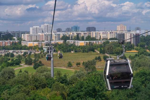 Blick aus einer Kabine der Seilbahn über den Gärten der Welt in Berlin-Marzahn-Hellersorf auf Wohnhochhäuser in Marzahn-Hellersdorf. *** View from a cable car cabin above the Gardens of the World in Berlin Marzahn Hellersorf of high-rise residential buildings in Marzahn Hellersdorf