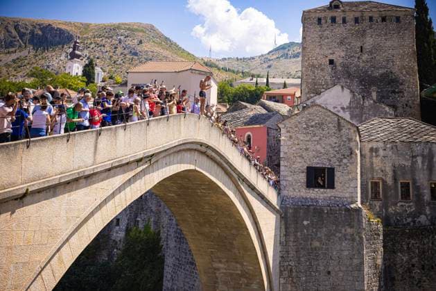 Bilder des Jahres 2024, News 07 Juli News Themen der Woche KW28 News Bilder des Tages Mostar Old Bridge Remembrance Srebrenica Jump Bosnian Muslim Emel Tiro jumps from the Mostar Old Bridge as part of commemoration of the 29th anniversary of Srebrenica massacre at Mostar, Bosnia and Herzegovina on July 11, 2024.  ArminxDurgut PIXSELL