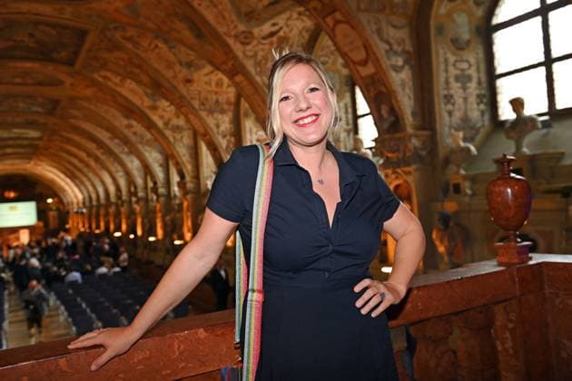 Claudia KORECK (Singer-Songwriterin), Einzelbild,angeschnittenes Einzelmotiv,Halbfigur,halbe Figur. Verleihung Bayerischer Verdienstorden im Antiquariat der Residenz in Muenchen am 10.07.2024