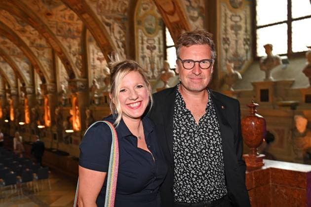 Claudia KORECK (Singer-Songwriterin) mit Ehemann Gunnar GRAEWERT. Verleihung Bayerischer Verdienstorden im Antiquariat der Residenz in Muenchen am 10.07.2024