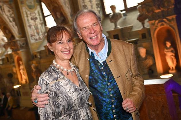 Wolfgang FIEREK (Schauspieler) mit Ehefrau Djamila MENDIL. Verleihung Bayerischer Verdienstorden im Antiquariat der Residenz in Muenchen am 10.07.2024