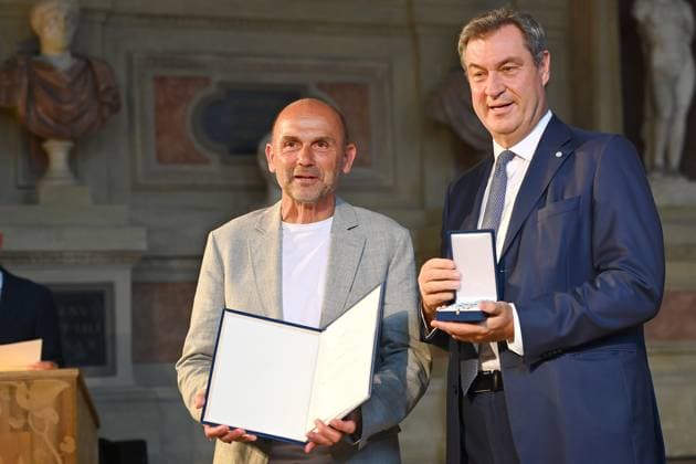 Thomas BRUNNER (Ex Fussball Profi), Markus SOEDER (Ministerpraesident Bayern und CSU Vorsitzender). Verleihung Bayerischer Verdienstorden im Antiquariat der Residenz in Muenchen am 10.07.2024