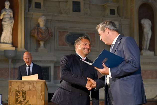 Georg HACKL (Rodel Olympiasieger), Markus SOEDER (Ministerpraesident Bayern und CSU Vorsitzender). Verleihung Bayerischer Verdienstorden im Antiquariat der Residenz in Muenchen am 10.07.2024