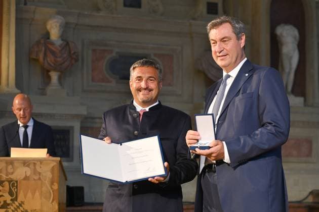 Georg HACKL (Rodel Olympiasieger), Markus SOEDER (Ministerpraesident Bayern und CSU Vorsitzender). Verleihung Bayerischer Verdienstorden im Antiquariat der Residenz in Muenchen am 10.07.2024