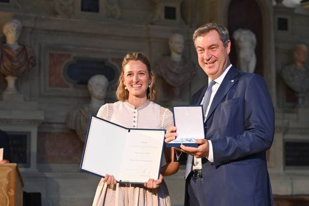 Vanessa HINZ (Ex Biathletin), Markus SOEDER (Ministerpraesident Bayern und CSU Vorsitzender). Verleihung Bayerischer Verdienstorden im Antiquariat der Residenz in Muenchen am 10.07.2024