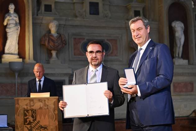 Klaus HOLETSCHEK (CSU,Fraktionsvorsitzender), Markus SOEDER (Ministerpraesident Bayern und CSU Vorsitzender). Verleihung Bayerischer Verdienstorden im Antiquariat der Residenz in Muenchen am 10.07.2024