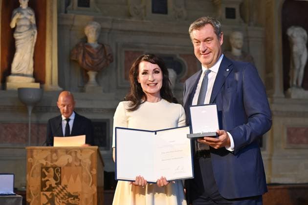 Anna Maria KAUFMANN (Opernsaengerin), Markus SOEDER (Ministerpraesident Bayern und CSU Vorsitzender). Verleihung Bayerischer Verdienstorden im Antiquariat der Residenz in Muenchen am 10.07.2024