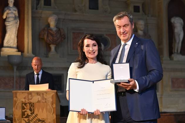 Anna Maria KAUFMANN (Opernsaengerin), Markus SOEDER (Ministerpraesident Bayern und CSU Vorsitzender). Verleihung Bayerischer Verdienstorden im Antiquariat der Residenz in Muenchen am 10.07.2024