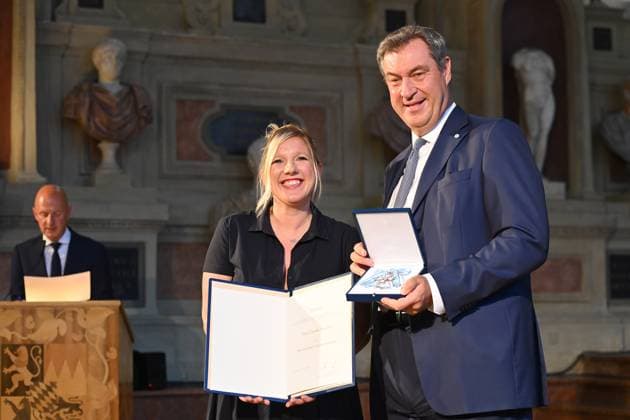 Claudia KORECK (Singer,Songwriterin), Markus SOEDER (Ministerpraesident Bayern und CSU Vorsitzender). Verleihung Bayerischer Verdienstorden im Antiquariat der Residenz in Muenchen am 10.07.2024