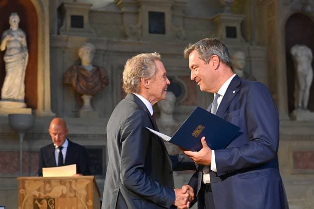 Peter KRAUS (Saenger,Musiker), Markus SOEDER (Ministerpraesident Bayern und CSU Vorsitzender). Verleihung Bayerischer Verdienstorden im Antiquariat der Residenz in Muenchen am 10.07.2024