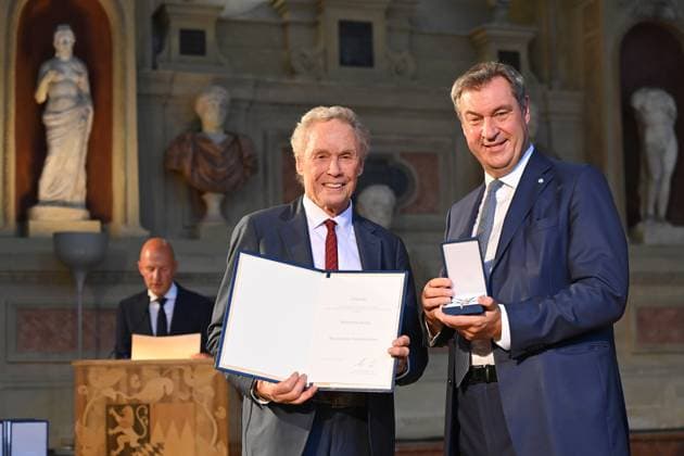 Peter KRAUS (Saenger,Musiker), Markus SOEDER (Ministerpraesident Bayern und CSU Vorsitzender). Verleihung Bayerischer Verdienstorden im Antiquariat der Residenz in Muenchen am 10.07.2024