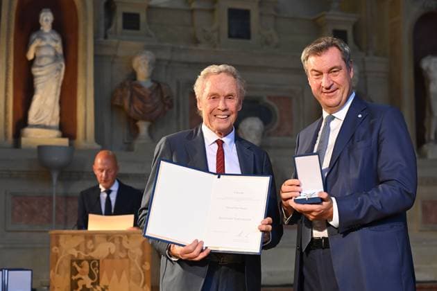 Peter KRAUS (Saenger,Musiker), Markus SOEDER (Ministerpraesident Bayern und CSU Vorsitzender). Verleihung Bayerischer Verdienstorden im Antiquariat der Residenz in Muenchen am 10.07.2024