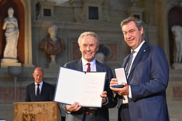 Peter KRAUS (Saenger,Musiker), Markus SOEDER (Ministerpraesident Bayern und CSU Vorsitzender). Verleihung Bayerischer Verdienstorden im Antiquariat der Residenz in Muenchen am 10.07.2024