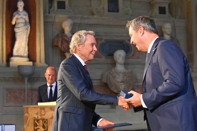 Peter KRAUS (Saenger,Musiker), Markus SOEDER (Ministerpraesident Bayern und CSU Vorsitzender). Verleihung Bayerischer Verdienstorden im Antiquariat der Residenz in Muenchen am 10.07.2024