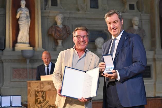 Patrick LINDNER (Saenger,Schauspieler) Markus SOEDER (Ministerpraesident Bayern und CSU Vorsitzender). Verleihung Bayerischer Verdienstorden im Antiquariat der Residenz in Muenchen am 10.07.2024