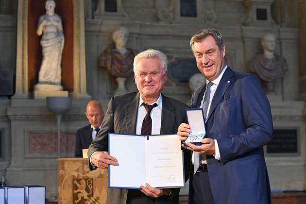 Sepp MAIER (Ex Fussball Torwart), Markus SOEDER (Ministerpraesident Bayern und CSU Vorsitzender). Verleihung Bayerischer Verdienstorden im Antiquariat der Residenz in Muenchen am 10.07.2024