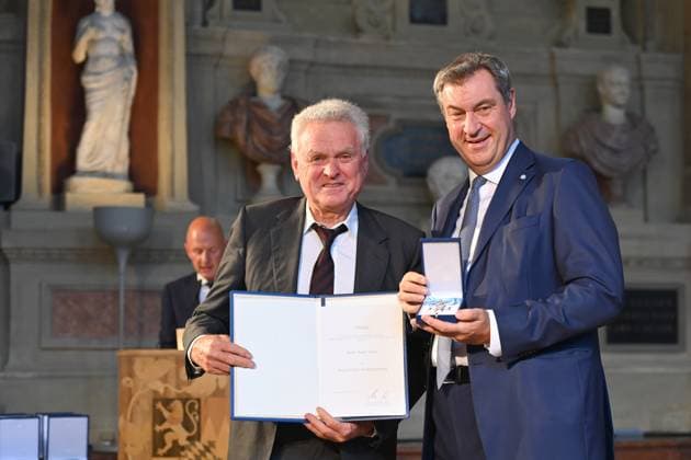 Sepp MAIER (Ex Fussball Torwart), Markus SOEDER (Ministerpraesident Bayern und CSU Vorsitzender). Verleihung Bayerischer Verdienstorden im Antiquariat der Residenz in Muenchen am 10.07.2024