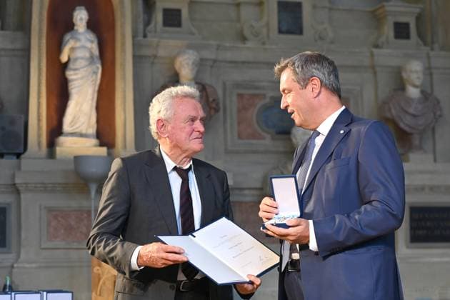 Sepp MAIER (Ex Fussball Torwart), Markus SOEDER (Ministerpraesident Bayern und CSU Vorsitzender). Verleihung Bayerischer Verdienstorden im Antiquariat der Residenz in Muenchen am 10.07.2024