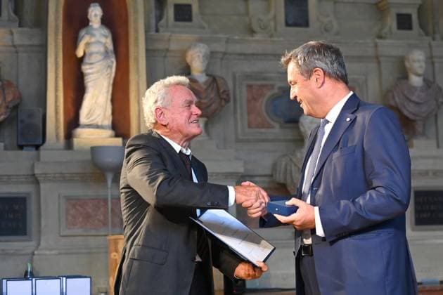 Sepp MAIER (Ex Fussball Torwart), Markus SOEDER (Ministerpraesident Bayern und CSU Vorsitzender). Verleihung Bayerischer Verdienstorden im Antiquariat der Residenz in Muenchen am 10.07.2024