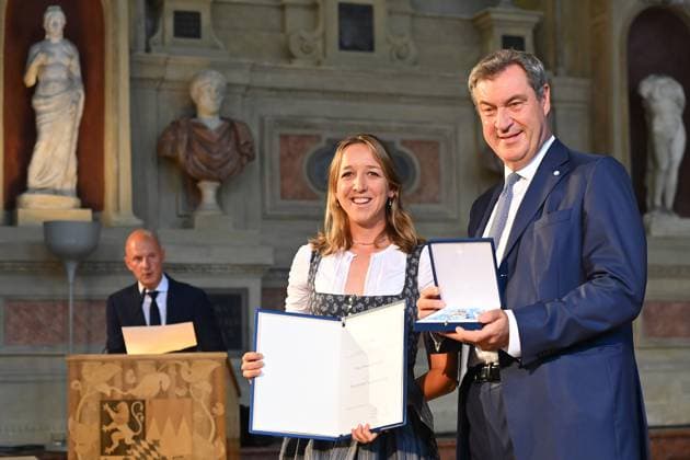 Franziska PREUSS (Ex Biathleti), Markus SOEDER (Ministerpraesident Bayern und CSU Vorsitzender). Verleihung Bayerischer Verdienstorden im Antiquariat der Residenz in Muenchen am 10.07.2024