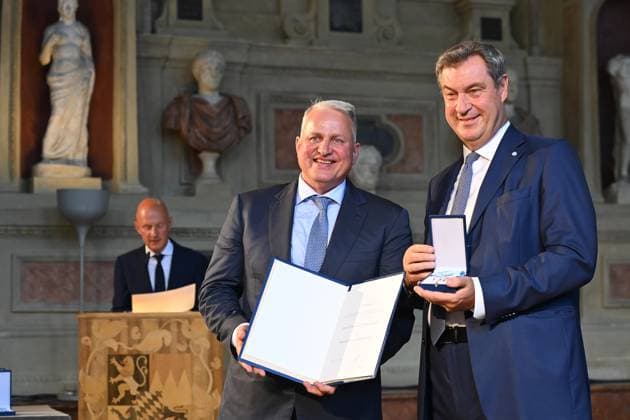 Christian SCHOTTENHAMEL (Gastronom), Markus SOEDER (Ministerpraesident Bayern und CSU Vorsitzender). Verleihung Bayerischer Verdienstorden im Antiquariat der Residenz in Muenchen am 10.07.2024