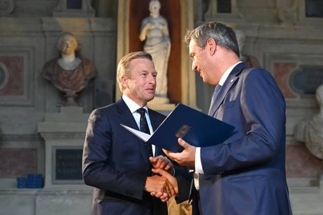 Oliver ZIPSE (Vorstandsvorsitzender BMW AG), Markus SOEDER (Ministerpraesident Bayern und CSU Vorsitzender). Verleihung Bayerischer Verdienstorden im Antiquariat der Residenz in Muenchen am 10.07.2024